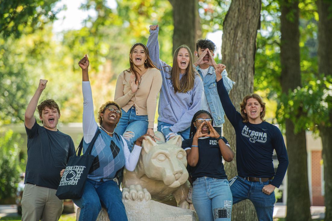 A group of student with the Nittany Lion statue in Penn State Altoona.